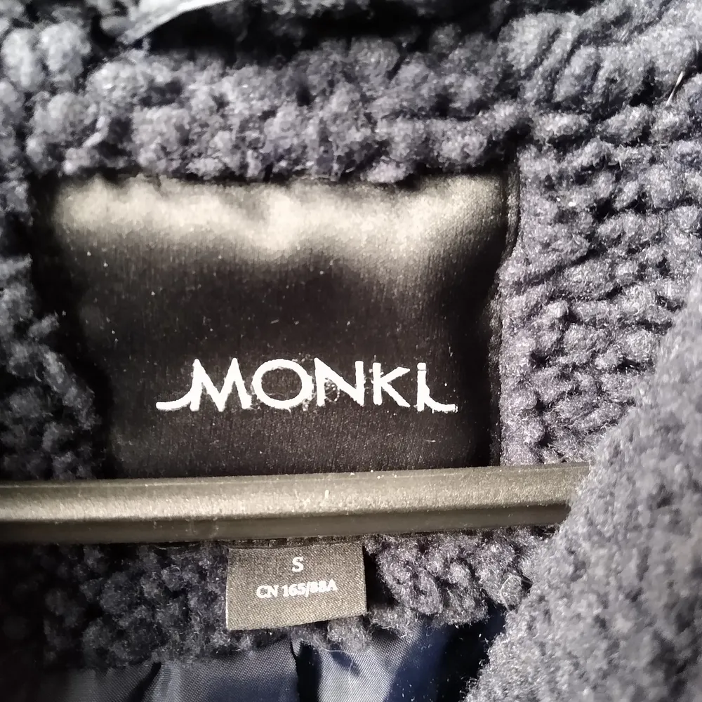 En mörkblå jacka i teddy-tyg från Monki. Den är sparsamt använd och säljs just därför, den kommer inte till användning hos mig helt enkelt 😊  Kan mötas upp i Örebro eller skickas, köparen står för frakt ❤️. Jackor.