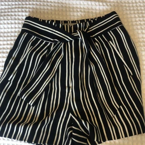 Shorts  - Somriga randiga shorts från H&M. ANVÖNDA några gånger men i bra skick. Med snörning som kan knytas i fram. Köpare betalar frakt.
