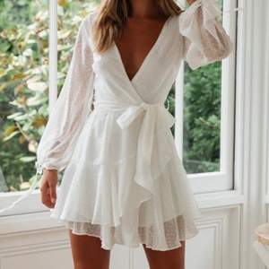Snygg vit klänning från Dennis Maglic🌟🤩 Passar perfekt som sommar eller studentklänning. Köpte den second hand men säljer den vidare för hittade en annan. Den är i storlek XS-S. Fint skick, inga fläckar eller hål, precis som ny! Frakt kostar cirka 25 kronor.