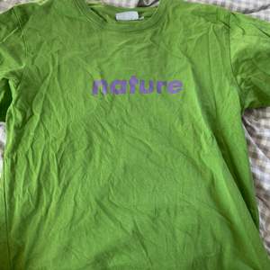 Grön boxig T-shirt med lila tryck på, sitter coolt men har inte riktigt fått användning för den, köpt på plick för ett år sedan, strlk s men mer som en M. 20kr+frakt