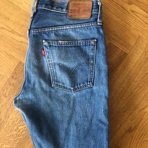 Levis 501 blåa, passar storlek 36-38, slits längst ner