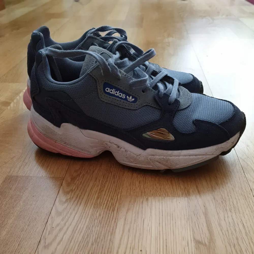 Blå/rosa Adidas falcon i storlek 36. Väldigt sköna skor som sitter bra. Passar sjukt bra till jeans. Säljer dem då jag inte använder dem längre. Skorna kommer rengöras innan leverans. Kostar nypris 999:-. Skor.