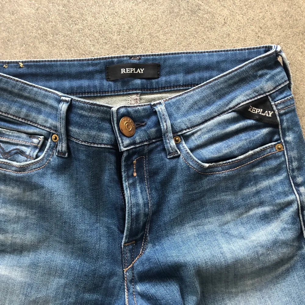 Snygga jeans från Replay, modell Luz Storlek 25/32 350kr porto tillkommer. Jeans & Byxor.