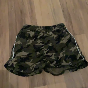 Militärgröna shorts  - Tunt material perfekt till sommarn 