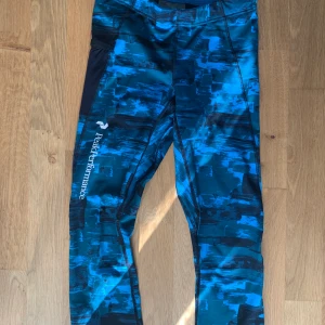 Peak performance träningstights  - Träningstights från Peak Performance Storlek XS Använda men i mycket gott skick Smart mobilficka på höger lår Dragkedjor på vaderna Nypris 1200kr Kan skickas mot att köparen står för frakten