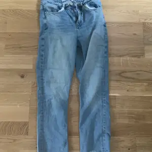 Ett par fina halvt raka jeans från zara i storlek 36, som jag skulle säga är en xs! Jättebra skick och härlig färg! Nypris 350kr, säljer för 80kr