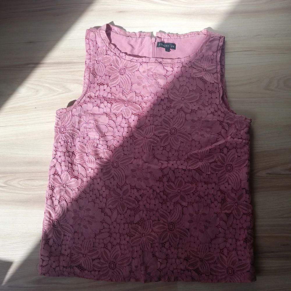 Superfint rosa linne från STOCKH LM med blommigt mönster 🌸 Har en dragkejda vid nacken som går en liten bit ner, bra skick! Kolla gärna bio för mer info ❤️. Toppar.