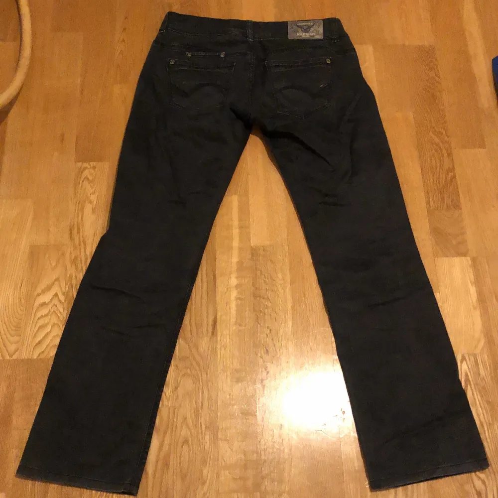 grå jeans med lite stretch från Tommy Hilfiger. Jeans & Byxor.