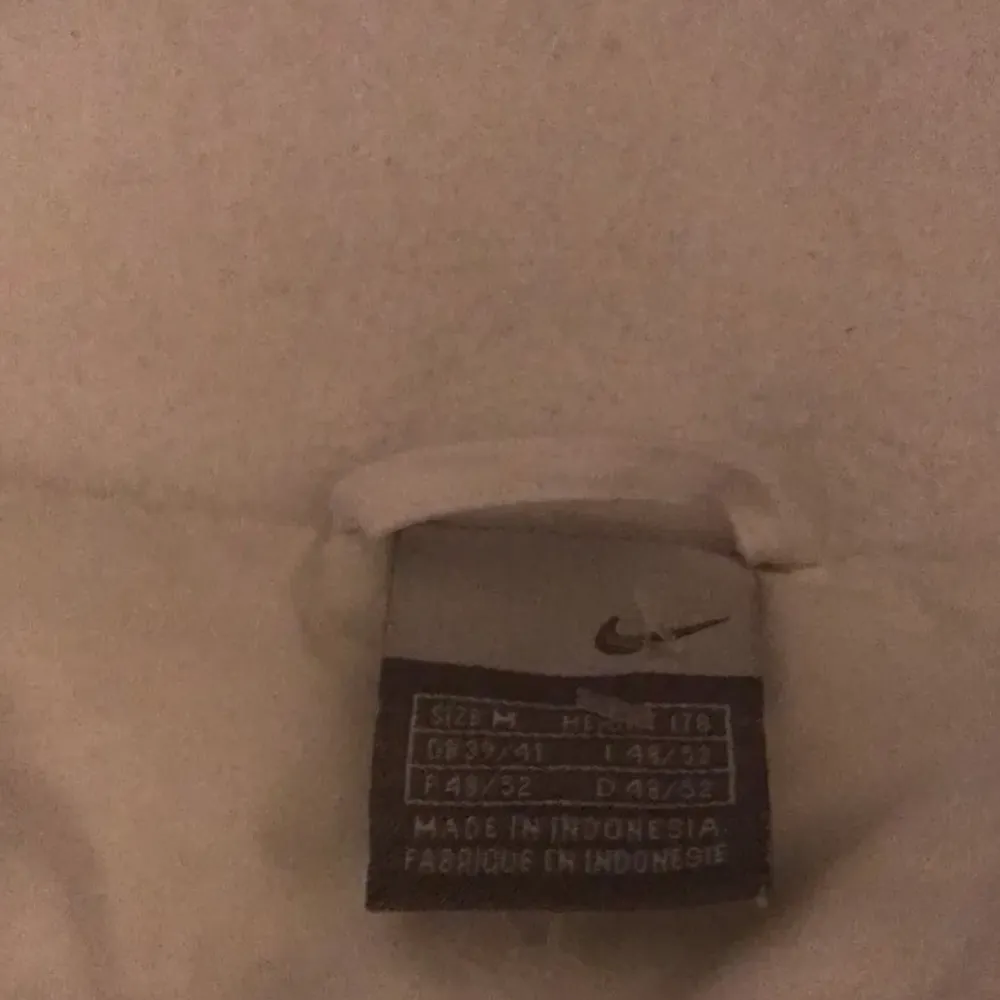 Intressekoll på min feeeta Nike-väst! Köpte den här på plick i höstas men har endast använt den fåtal gånger. Den är i nyskick och helt ren! Säljer vid bra bud💕 (bilderna är lånade från Moa Morris som jag köpte den av). Jackor.