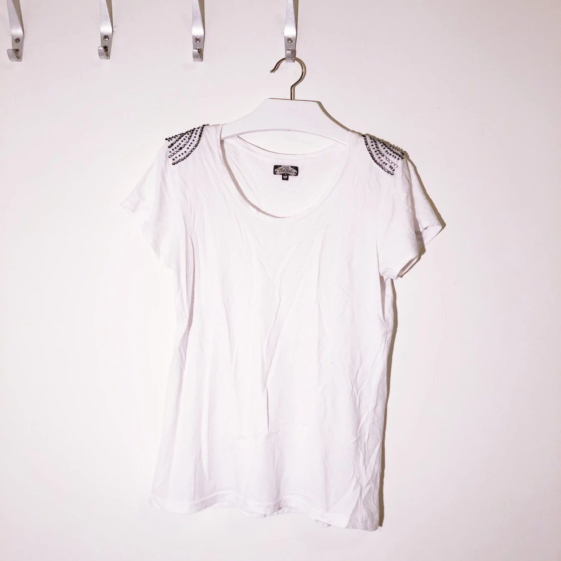 Vit t shiiet med detalj