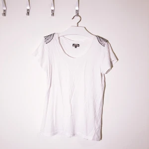 Vit t shiiet med detalj - Vit T-shirt med detalj, köparen står för frakt 📩