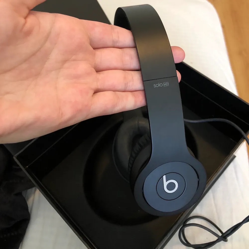 Beatshörlurar i matt svart! Mycket bra skick, men ”knappen” på sladden där man höjer o sänker volymen har blivit lös så har satt tejp(kan skicka bild). Det är inte bluetooth utan musiken spelas via sladd som är lång. Det ingår hörlurar, fodral, klistermärke och låda! Jag köpte de för 2500kr! 😊 skriv även ifall ni vill jag ska skicka fler bilder! . Övrigt.