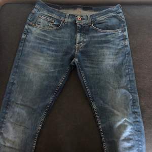 Säljer mina T/J jeans pga att dem inte används längre! Lite tightare i modellen men med mycket stretch, väldigt sköna jeans tbh! Väldigt bra skick!