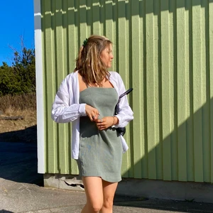 Grön klänning - En jättefin sommarklänning med dubbla axelband, kors i ryggen. Lätt att klä upp och klä ner. Väldigt tjockt och bekvämt material! Jag är 172. Säljer pga för stor. Skriv vid frågor eller om du vill köpa. Vid många intressenter blir det budgivning ✍️😌🥰