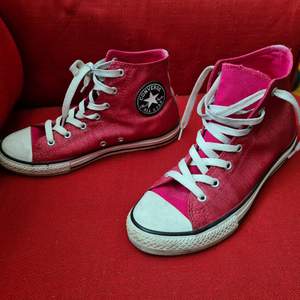 Röda glittriga höga converse sneakers. Sparsamt använda ( se fotografier ) 