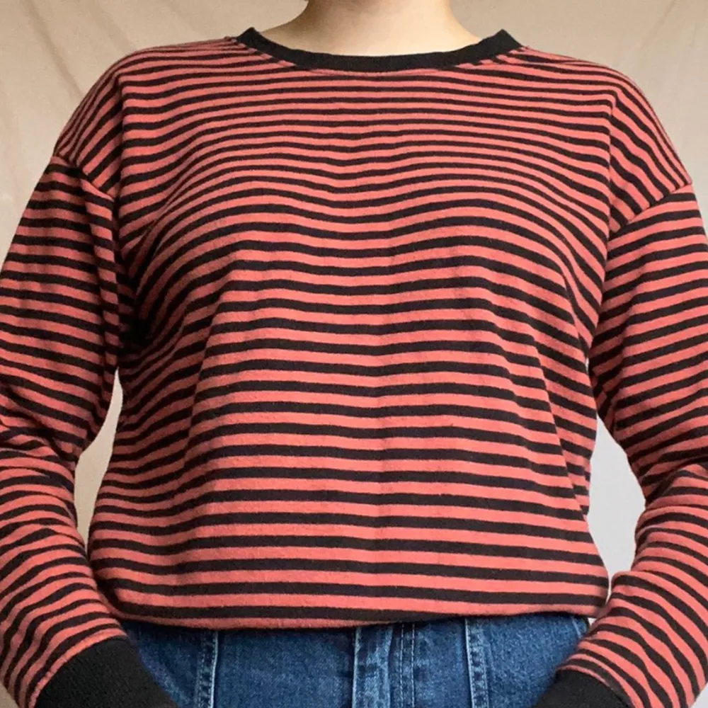 fin röd/svart randig tröja från pull & bear. känns som att den skulle kunna passa till flera olika stiler. väldigt bekväm och perfekt skick, inte nopprig (inte sånt material som blir nopprigt) inte för varm heller så passar till de flesta årstider!. Tröjor & Koftor.