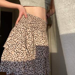 En jättefin prickig kjol från Only som är använd endast ett par få gånger:) 