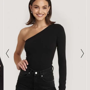 Tröja med en ärm - Använd ett fåtal gånger, sälja pga att den ej kommer till användning längre💕                                                       Nypris 159kr                                                                           Mitt pris 69kr +frakt