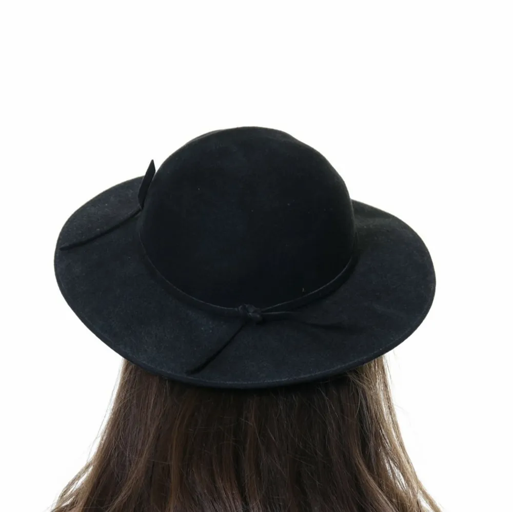 Superfin hatt med söta detaljer! 🌸 säljs då den inte används, är i nyskick. Priset går att diskutera vid smidig affär ❣. Övrigt.