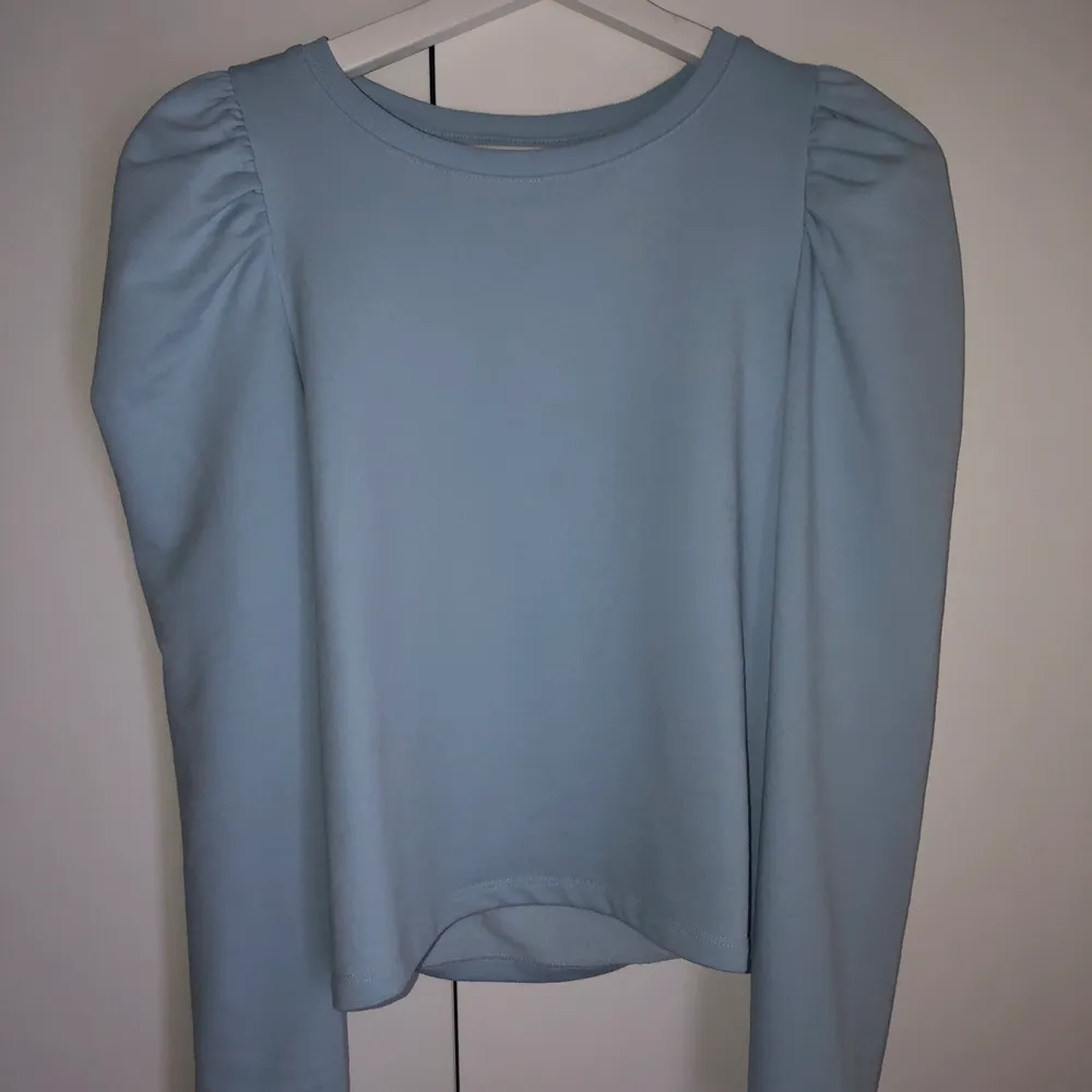 En jätte fin söt himmelsblå tröjan, ifrån Monki. Använd få gånger, ser helt ny ut! Lite puff/ volang i vid axlarna. Storlek:S. Pris: 100kr+frakt🤗. Tröjor & Koftor.