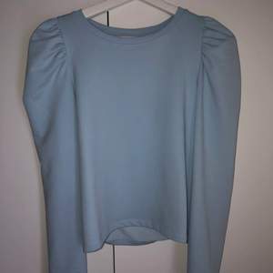 En jätte fin söt himmelsblå tröjan, ifrån Monki. Använd få gånger, ser helt ny ut! Lite puff/ volang i vid axlarna. Storlek:S. Pris: 100kr+frakt🤗