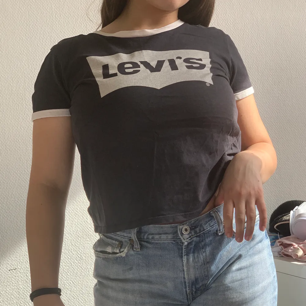 Black vintage Levi’s shirt, didn’t wear the shirt as much. It’s very cute and nice for summer . Skjortor.