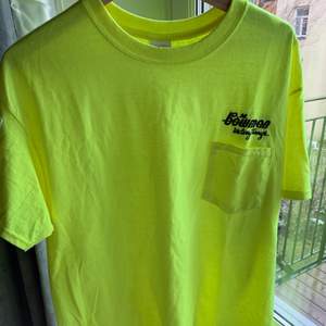 Ascool neongul t-shirt som jag köpte secondhand i USA. Storlek L, så sitter lite oversized. Säljer för 50+ frakt eller mötas upp i Stockholm :)