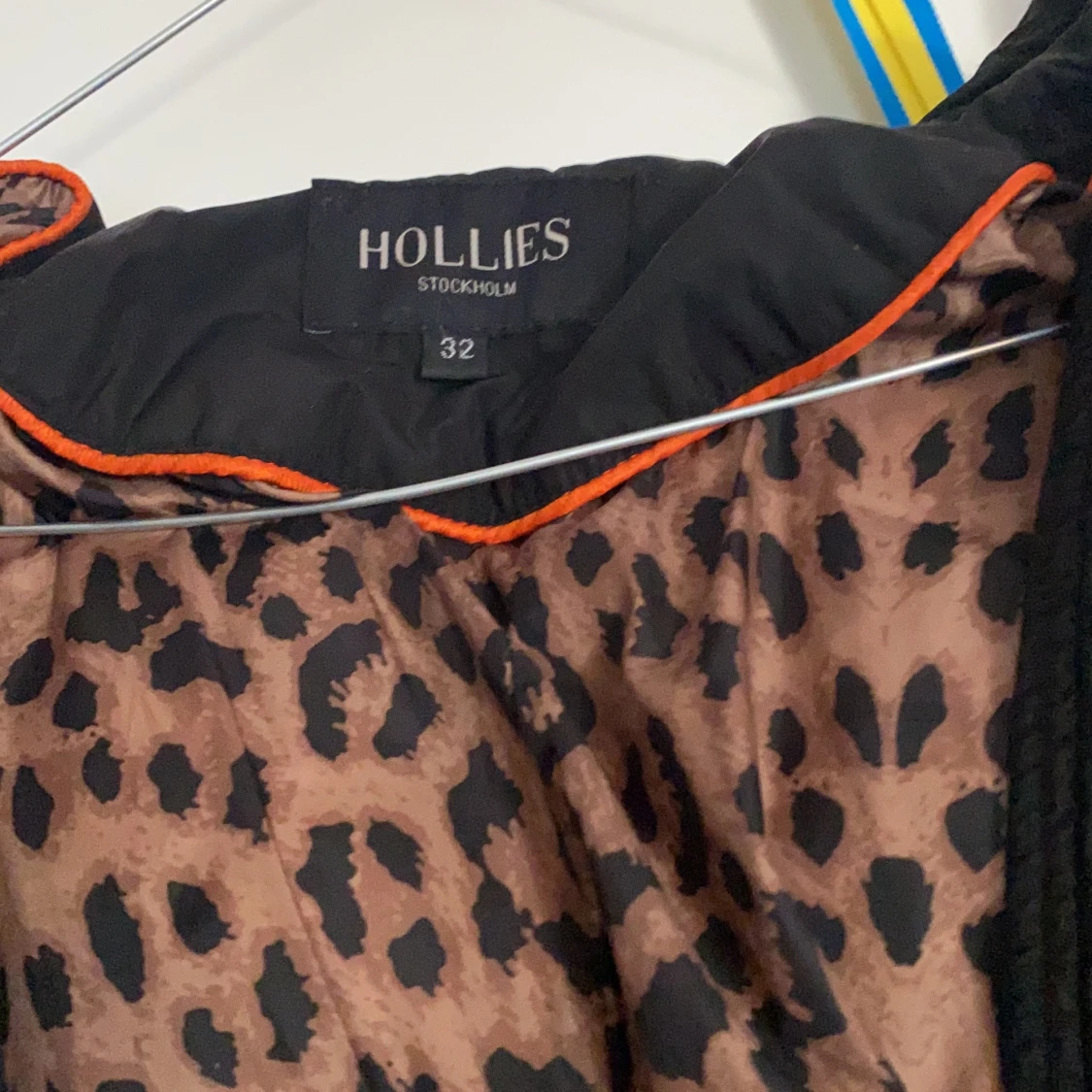 Hollies jacka med päls, svart färg. Storlek 32 - 91