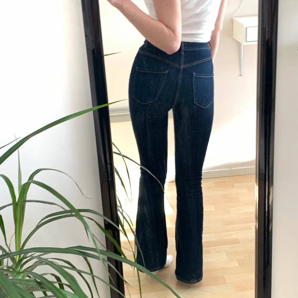 Ett par jätte fina högmidjade bootcut jeans i storlek 34 från lindex. Säljer pågrund av att dom är en storlek för liten för mig och inte kommer till användning längre. Fint skick och endast använda ett fåtal par gånger. ✨ (frakt tillkommer) . Jeans & Byxor.