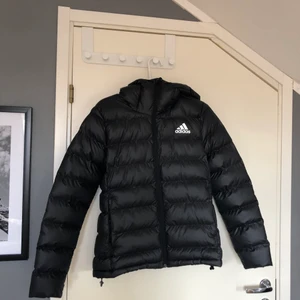 Addidas jacka - En fin addidasjacka som bara är använd en gång i storlek s 