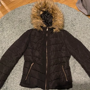 Svart varm jacka - En jättefin och varm jacka som jag tycker om mycket, men måste tyvärr sälja eftersom den blivit för liten för mig. 