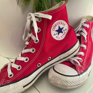 Säljer dessa röda Converse skorna då de inte kommit till användning! De är använda ca 4 gånger och är i väldigt bra skick! Storlek 39 :) Nypris 600 kr