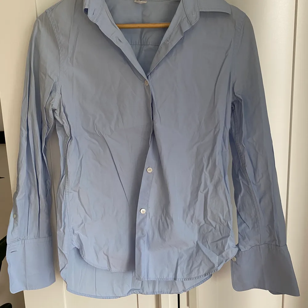 Fin ljusblå bomullsskjorta från Arket. Säljer pga för liten. Strl 36/S. Fint skick, är bara i behov av att strykas.  . Skjortor.