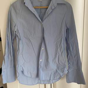 Fin ljusblå bomullsskjorta från Arket. Säljer pga för liten. Strl 36/S. Fint skick, är bara i behov av att strykas.  
