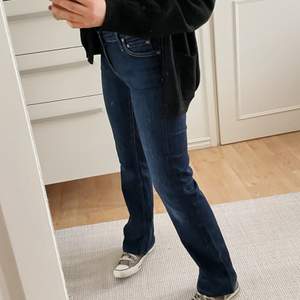 Dags att sälja mina sjukt fina lee jeans, som knappt är använda❣️ Low waisted med en väldigt bra passform, okänd storlek men skulle säga att de är en 34 eller 36💓 priset går att förhandla! 