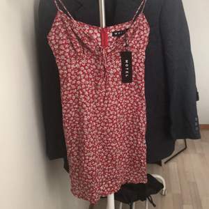 Oanvänd klänning inköpt förra sommaren från nelly (ord pris 399)