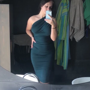 Emerald green klänning - Grön klänning från PLT💚 Färgen syns bäst på sista bilden, Storlek 10, motsvarar en Medium, Köparen står för frakt och väljer fraktsätt sjölv!!💚