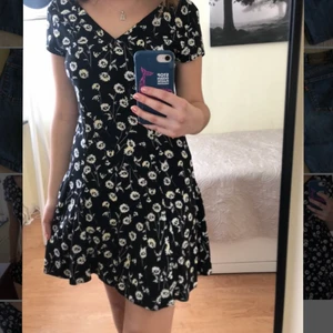 Blommig klänning - En jättesöt svart blommig klänning i bra skick. 