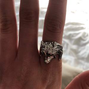Jättecool och unik ring som är helt oanvänd! 🍄 har inte sett någon med en likadan. Säljer pga att jag råka beställa 2 st. ✨ frakt tillkommer men är liten.💐