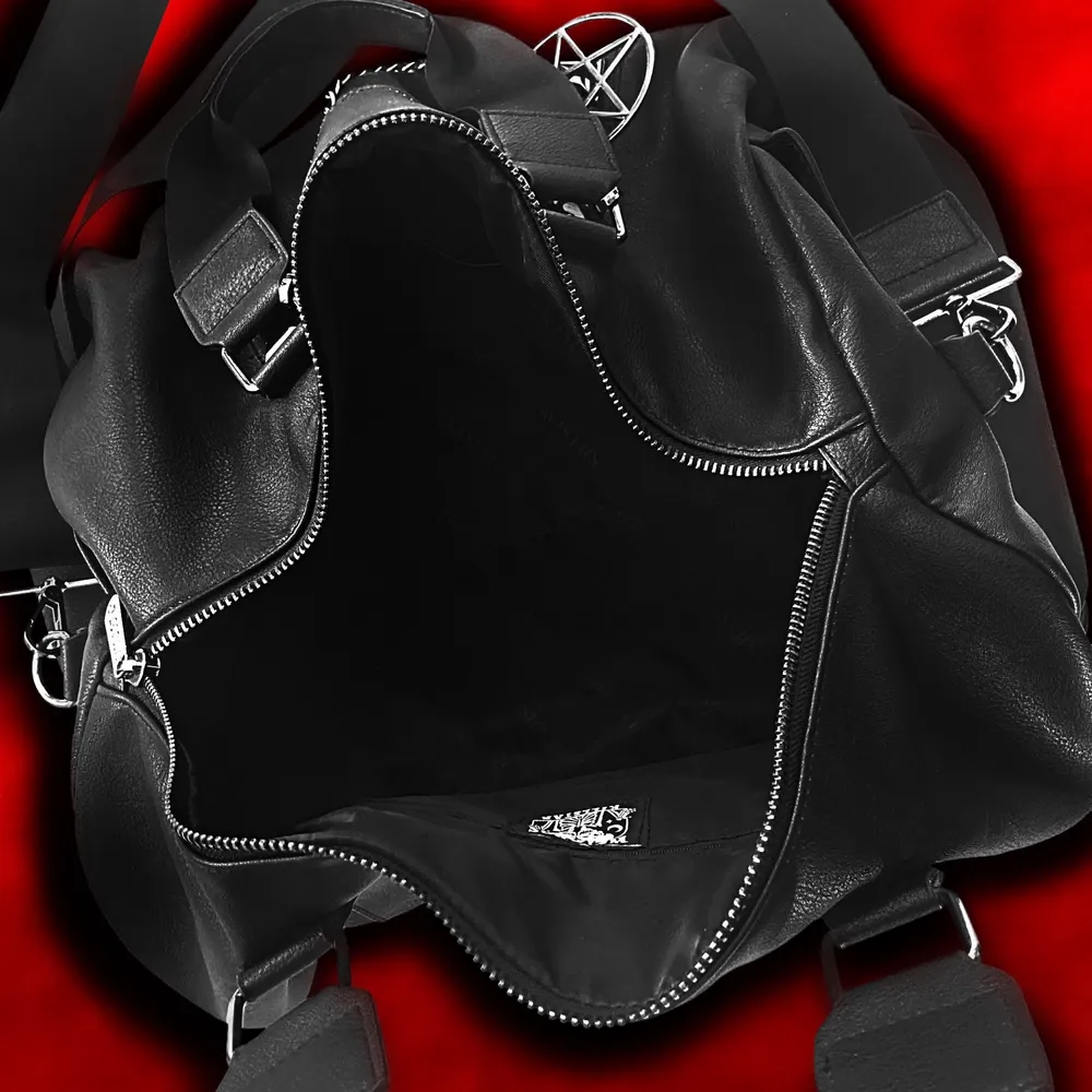 ”𝒀𝒐𝒖𝒓 𝒕𝒊𝒎𝒆 𝒊𝒔 𝒖𝒑, 𝒃𝒂𝒃𝒚.” The iconic Pendulum Handbag från KILLSTAR - en stor läderhandväska i duffel modell med avtagbart pentagram+kedja, detaljer såsom chunky nitar och ett superlångt avtagbart axelband med nitar🖤🕰🔪 I nyskick och superrymlig med ett stort huvudfack (med två mindre fack inuti), två sidofack som stängs med magneter samt mindre fack med blixtlås bak🤩 Köptes för ca 900kr (!) inkl frakt o alla svindyra extraavgifter. Väskan är 28cm x 36cm x 17cm och axelremmen är 120cm. Frakt tillkommer på 99kr 💌. Väskor.