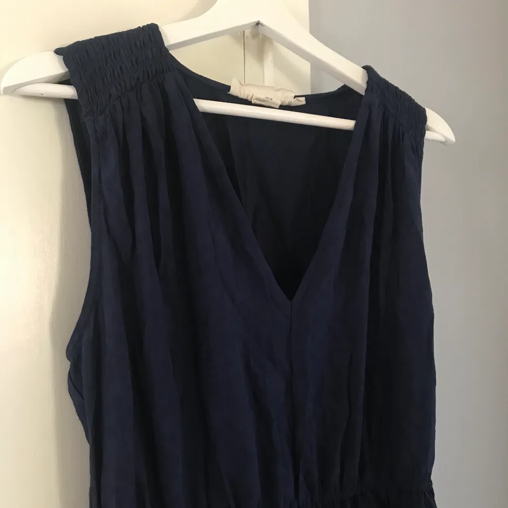 En jättefin blå klänning perfekt nu till sommaren!  Klänningen är i storlek L men kan även passa som M också. Frakt är inräknat i priset. Kan mötas upp i Norrköping! . Klänningar.