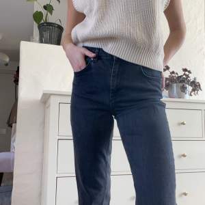 Gråa ”mom-jeans” från Gina, använda ett fåtal gånger! Storklek 38, passr även 36