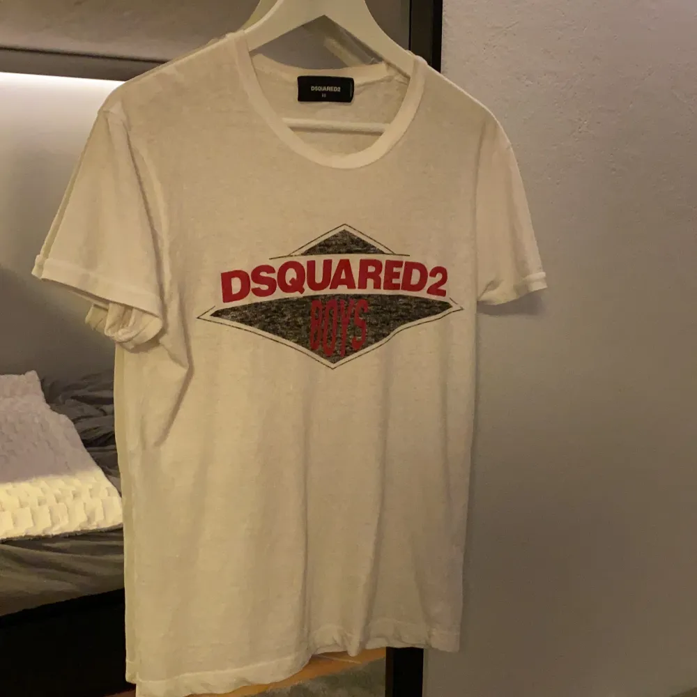 Vit t-shirt från dsquared. T-shirts.