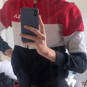 FILA hoodie med dragkedja  - Den är i storlek XS, men sitter inte alls tajt och fungerar även som storlek S. Tröjan är i fint skick och använd Max 2 gånger. 