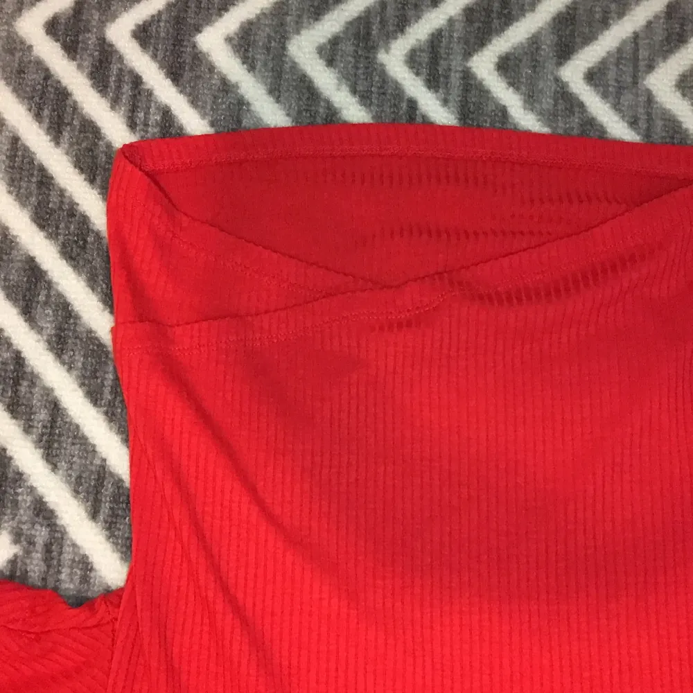 Skön röd ’croptop’ som är i mjukt material. Har en detalj på framsidan / sidan som gör att framsidan går upp i ett upp & ner vänt V. (Står ej för frakt). Toppar.