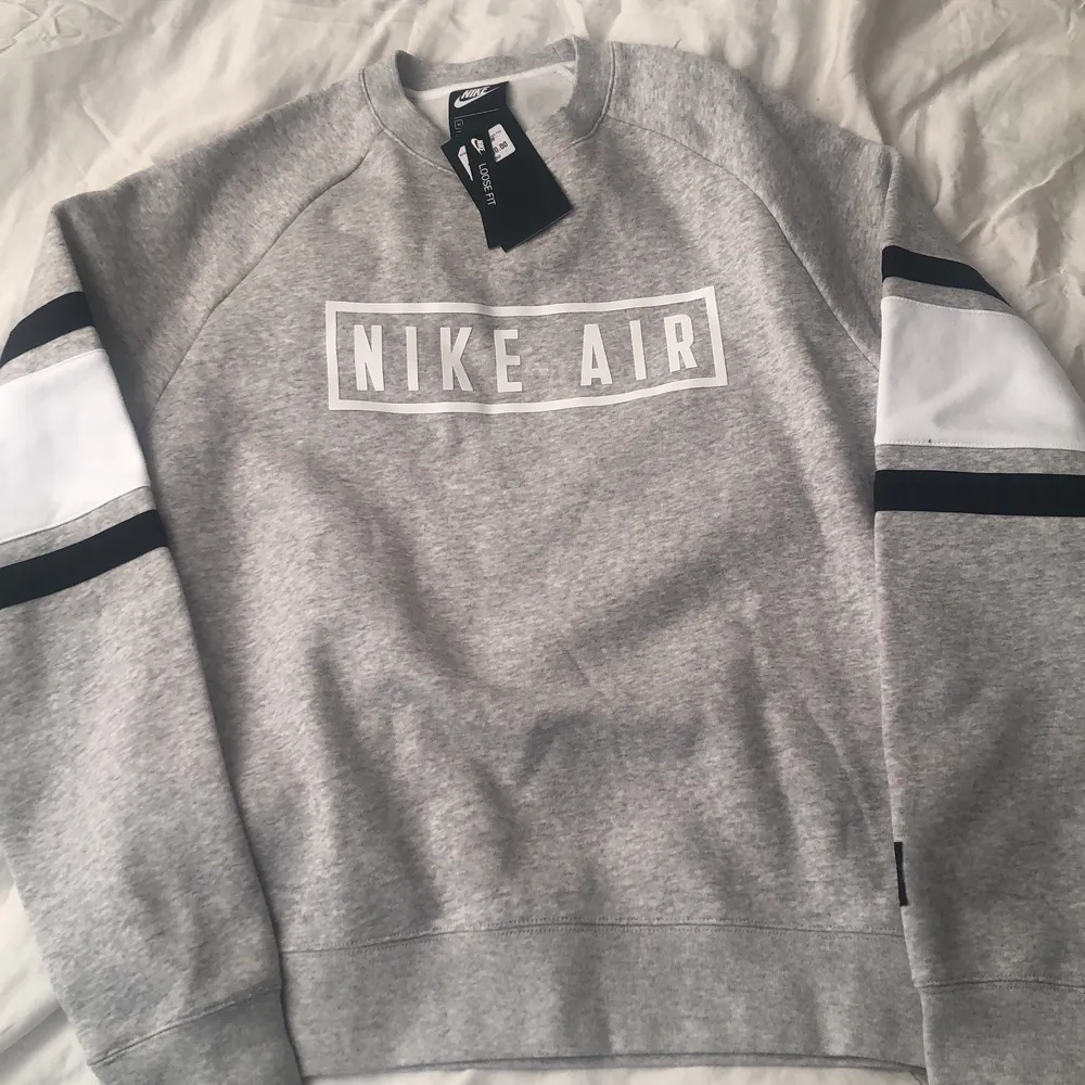 Säljer denna oanvända Nike tröjan, ångrar mitt köp men hittar inte kvittot. Köptes på herr avdelningen men passar snyggt på alla för tröjan är snygg. Ordinarie pris- 699kr, säljs för 200kr.. Tröjor & Koftor.