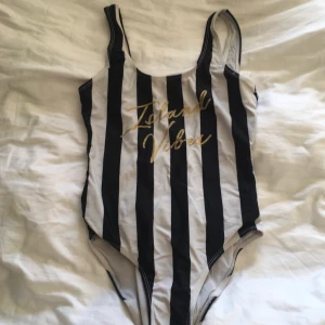 Baddräkt 💗 - Säljer denna snygga baddräkt ifrån bikbok då den inte kommer till användning, kom privat vid intresse eller buda i kommentarerna💗