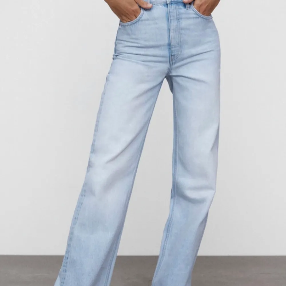 Säljer dessa snygga Zara, straight jeans i strlk 34, skriv för fler bilder. Vid många intresserade startar jag en budgivning💕 . Jeans & Byxor.