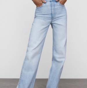 Säljer dessa snygga Zara, straight jeans i strlk 34, skriv för fler bilder. Vid många intresserade startar jag en budgivning💕 