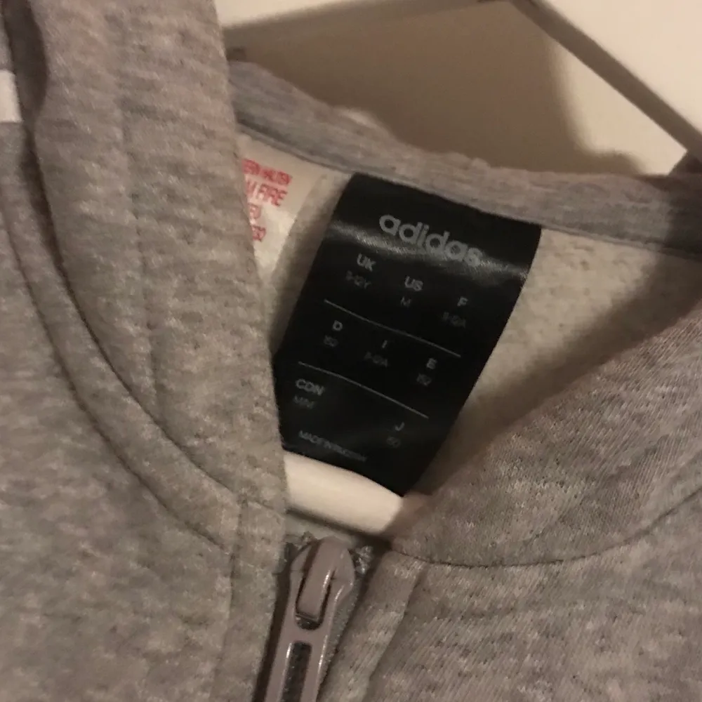 Helt oanvänd adidas zip hoodie!! Ca 500kr nypris, mitt pris 150kr+frakt☺️ Det är en barn hoodie, om jag skulle uppfatta storleken skulle jag säga att den är som en Xxs! Men det är en 152, 11/12 år. Tröjor & Koftor.